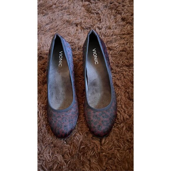 VIONIC BY ORTHAHEEL CARRER MABREY WINE LEOPARD PRINT SIZE 9.5 - Picture 1 of 10